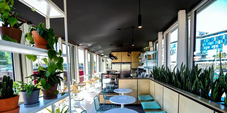 Káva a zákusek v sympatické kavárně na náplavce pro 1 nebo 2 osoby