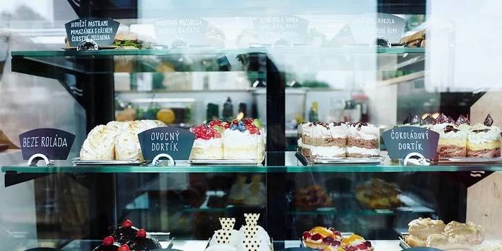 Sladká tečka i osvěžující drink: otevřené vouchery na 300 až 1500 Kč do kavárny na náplavce