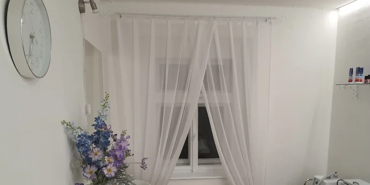 Chůze jako po obláčku: Suchá pedikúra s thajskou masáží nohou