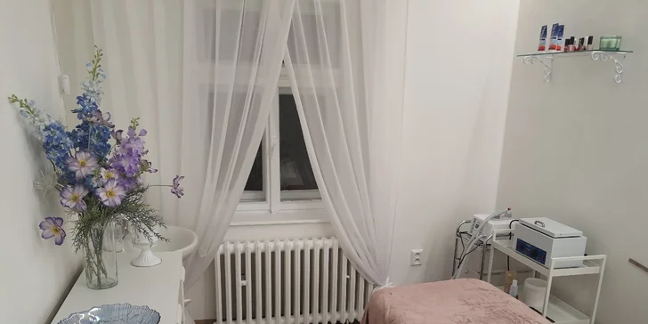 Chůze jako po obláčku: Suchá pedikúra s thajskou masáží nohou