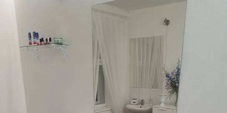 Chůze jako po obláčku: Suchá pedikúra s thajskou masáží nohou