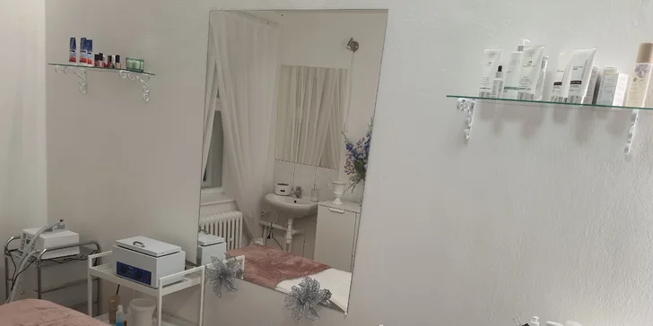 Chůze jako po obláčku: Suchá pedikúra s thajskou masáží nohou