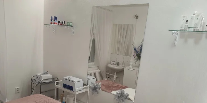 Chůze jako po obláčku: Suchá pedikúra s thajskou masáží nohou