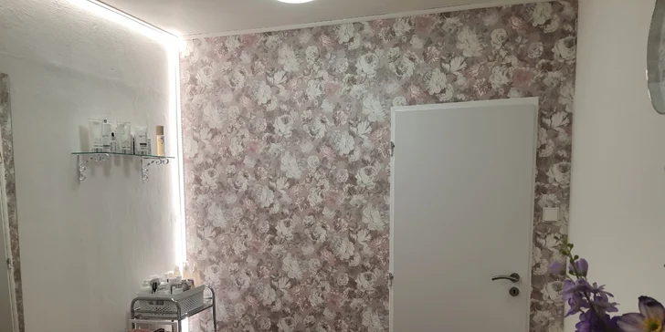 Chůze jako po obláčku: Suchá pedikúra s thajskou masáží nohou