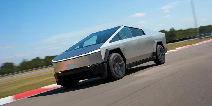 Řidičem či spolujezdcem ve voze Tesla Cybertruck: 1 až 3 kola s instruktorem