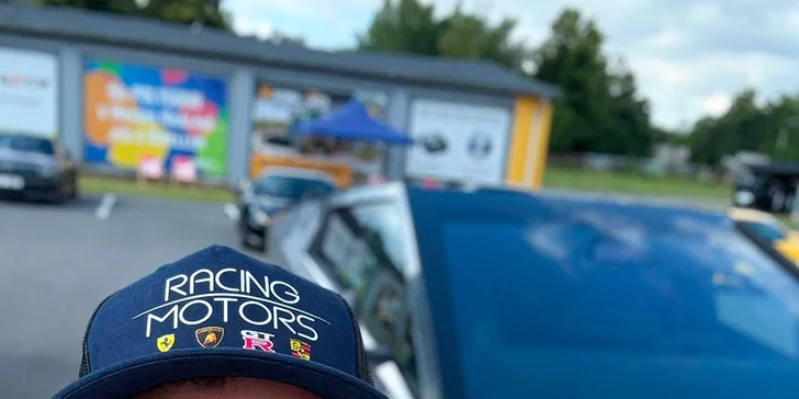 Řidičem či spolujezdcem ve voze Tesla Cybertruck: 1 až 3 kola s instruktorem