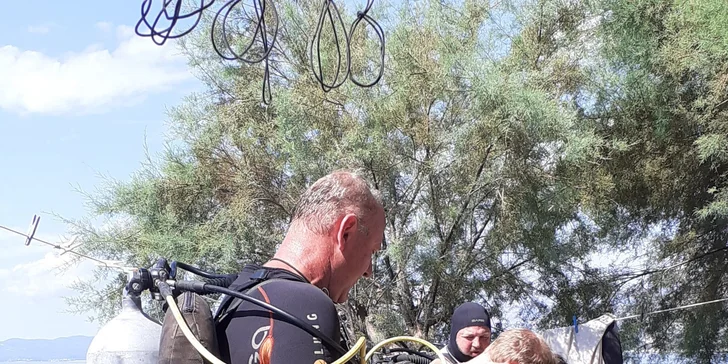 Ponořte se do nového světa: Kurz potápění na zkoušku v bazénu i volné vodě pro 1–4 osoby