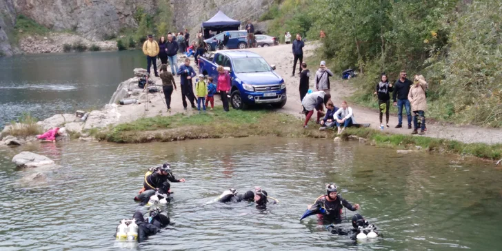 Ponořte se do nového světa: Kurz potápění na zkoušku v bazénu i volné vodě pro 1–4 osoby