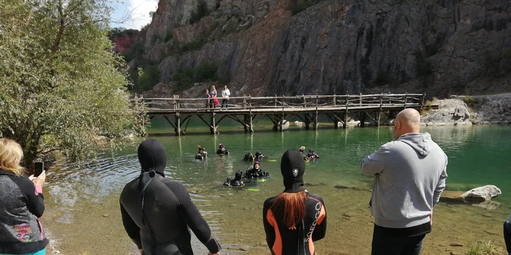 Ponořte se do nového světa: Kurz potápění na zkoušku v bazénu i volné vodě pro 1–4 osoby