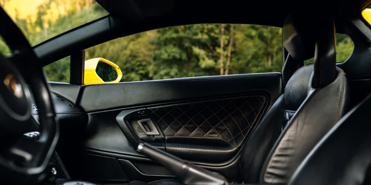 Vstříc adrenalinu: jízda v supersportu –⁠⁠⁠⁠⁠⁠ Ferrari, Lamborgini i Mustang, 20–⁠⁠⁠⁠⁠⁠40 minut