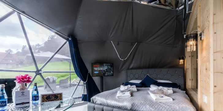 Romantika v luxusních kupolích: privátní vířivka, snídaně, minibar i výhled na hory