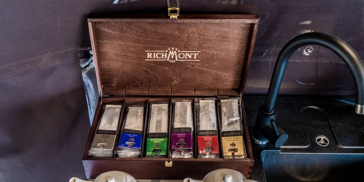 Romantika v luxusních kupolích: privátní vířivka, snídaně, minibar i výhled na hory