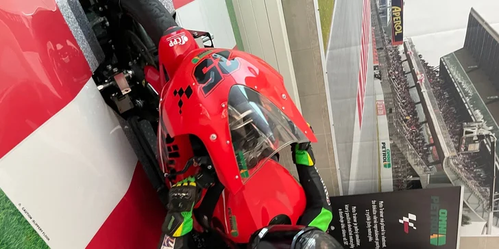 Jízda na oficiálním simulátoru Moto GP: až 90 min. adrenalinu pro 1-2 osoby