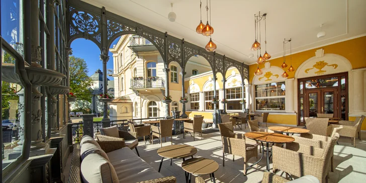 Zrekonstruovaný hotel v centru Františkových Lázní: snídaně či plná penze, bazén i procedury