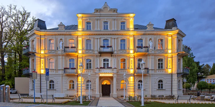 Zrekonstruovaný hotel v centru Františkových Lázní: snídaně či plná penze, bazén i procedury