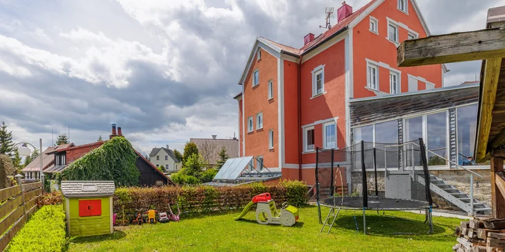 Krušné hory i s jídlem: vybavený apartmán nebo chalupa až pro 14 osob