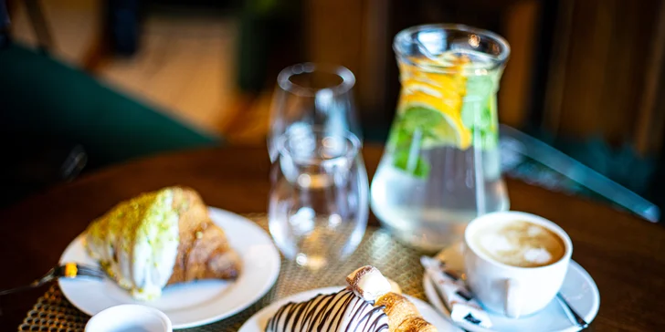 Káva a dezert nebo croissant pro 1 nebo 2 osoby v kavárně Broadway