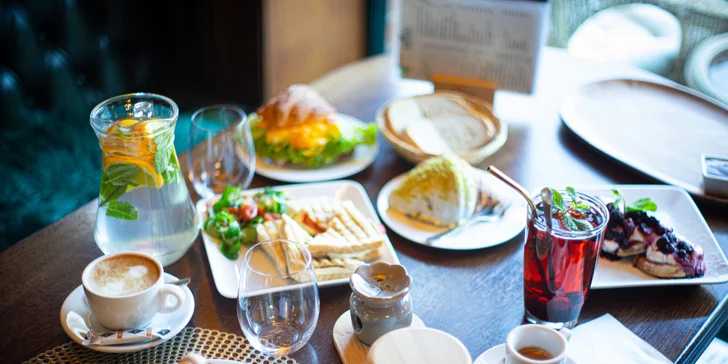 Káva a dezert nebo croissant pro 1 nebo 2 osoby v kavárně Broadway