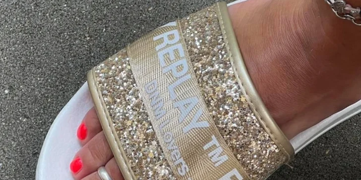 Luxusní mokrá pedikúra pro dokonalý relax či precizní suchá péče pro citlivé nožky