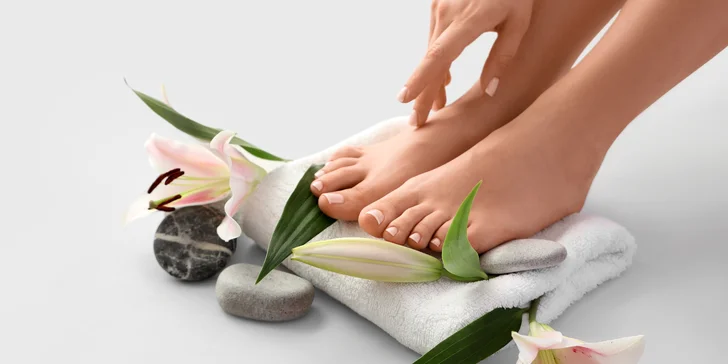 Luxusní mokrá pedikúra pro dokonalý relax či precizní suchá péče pro citlivé nožky