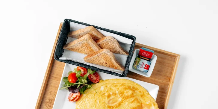 Brunch s kávou a limonádou nebo kafe s dortem pro 1 nebo 2 osoby