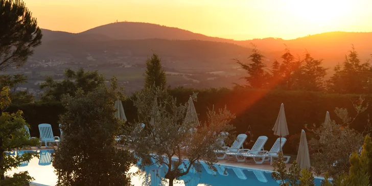 4* hotel u Florencie: snídaně či polopenze, v létě bazén, možnost projížďky na koni