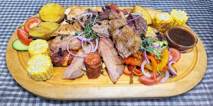 Masové prkno pro 2 osoby: vepřové, hovězí i kuře, hranolky a kukuřice