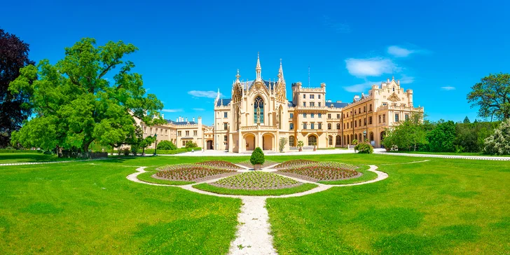 Dovolená v Zámeckém hotelu Lednice: terasa s výhledem na zámek, snídaně či polopenze a víno