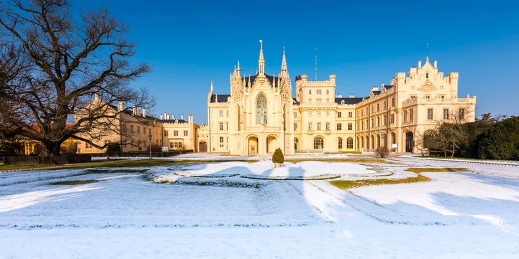 Dovolená v Zámeckém hotelu Lednice: terasa s výhledem na zámek, snídaně či polopenze a víno