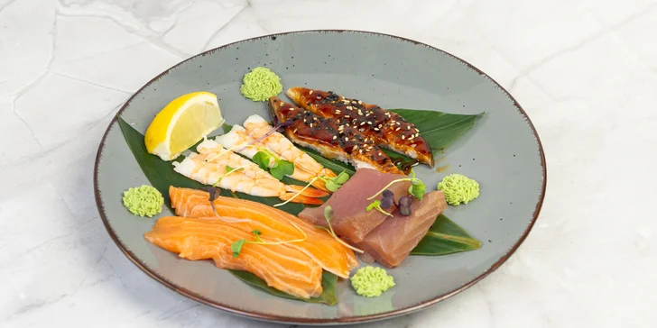 Rozmanité sushi sety s 24-64 kousky, miso či tom yum polévkou, edamame i limonádou