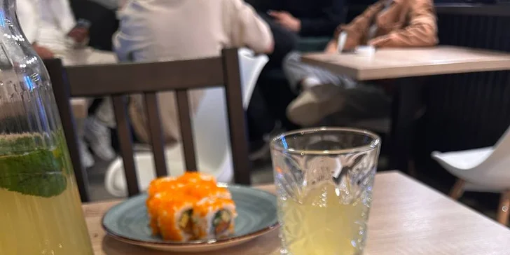 Rozmanité sushi sety s 24-64 kousky, miso či tom yum polévkou, edamame i limonádou