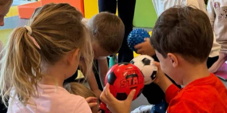 Hravé lekce angličtiny a pohybu: pro rodiče s dětmi od 6 měsíců, 2–⁠⁠⁠⁠⁠⁠15 lekcí