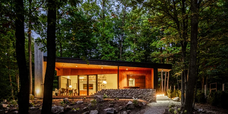 Luxusní chalet uprostřed lesa nedaleko Ostřihomi, polopenze i soukromý wellness