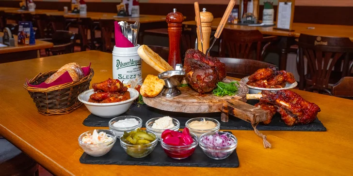 Masové prkno s kolenem, žebry, křídly a tatarákem, hodina bowlingu i 8 velkých piv