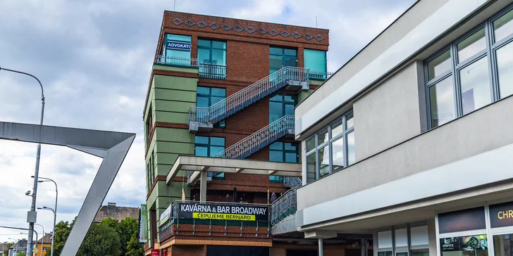 Káva a dezert nebo croissant pro 1 nebo 2 osoby v kavárně Broadway