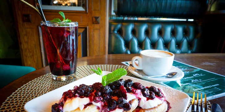 Snídaňové menu s kávou a limonádou pro 1-2 osoby: vejce, párečky, lívance i anglická snídaně