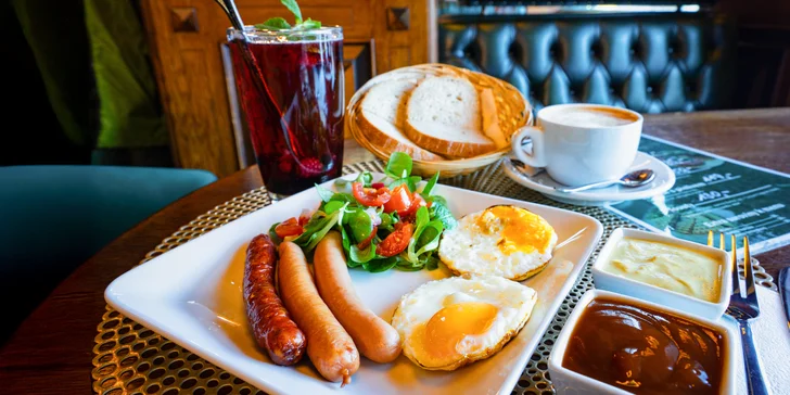 Snídaňové menu s kávou a limonádou pro 1-2 osoby: vejce, párečky, lívance i anglická snídaně