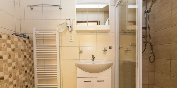 Ráj všech výletníků: penzion u Náchoda s polopenzí a venkovním bazénem