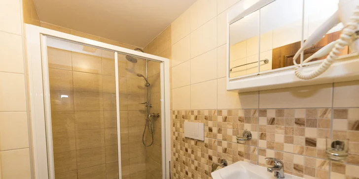 Ráj všech výletníků: penzion u Náchoda s polopenzí a venkovním bazénem