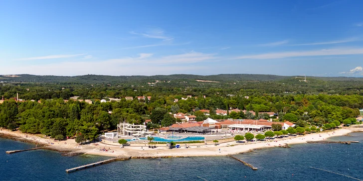 Hurá na Istrii: 3* apartmány přímo u pláže, snídaně nebo polopenze, bazén s tobogány