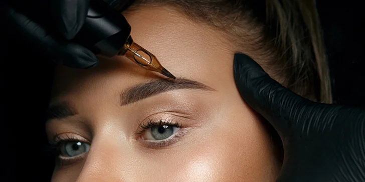 Permanentní make-up obočí metodou stínování pro přirozený efekt