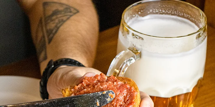 Namíchaný tatarák z falešné svíčkové a zlatavé topinky: 150 nebo 300 g