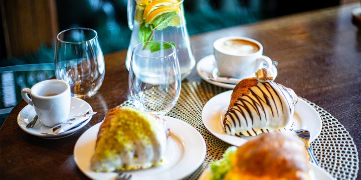 Káva a dezert nebo croissant pro 1 nebo 2 osoby v kavárně Broadway