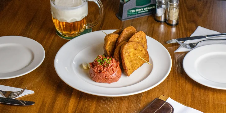 Namíchaný tatarák z falešné svíčkové a zlatavé topinky: 150 nebo 300 g