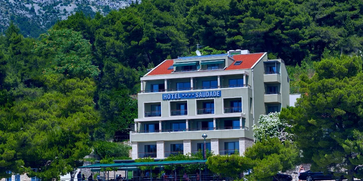 Dovolená v chorvatském Gradacu: 4* hotel u pláže, se snídaní či polopenzí