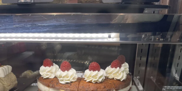 Káva a zákusek podle výběru v kavárně v centru Loun pro 1 či 2 osoby