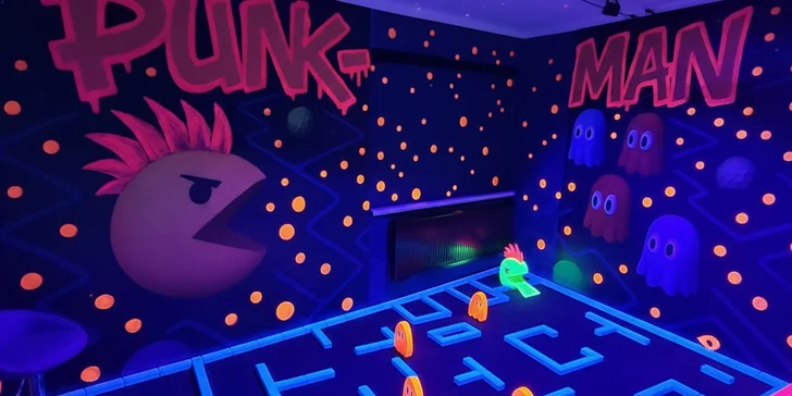 UV minigolf u Karlova mostu: 18jamková zábava v neonovém a graffiti stylu