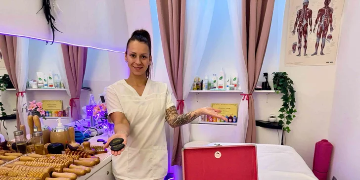 Relaxační masáž lávovými kameny v centru Prahy: 60 nebo 90 min.