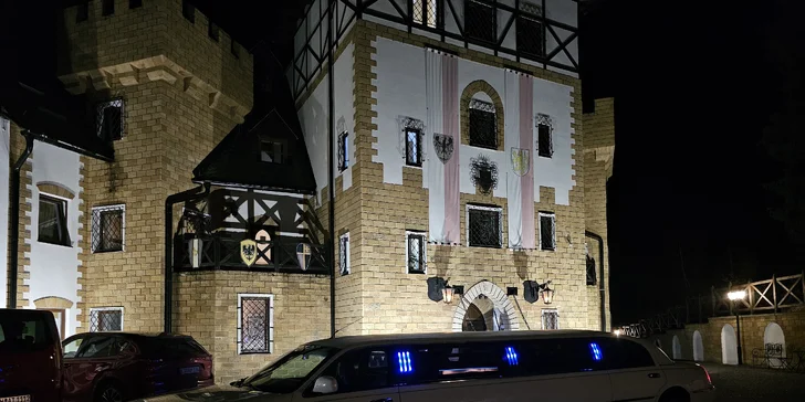 Jízda limuzínou na 1-3 hodiny: zážitek až pro 8 osob, láhev sektu v ceně