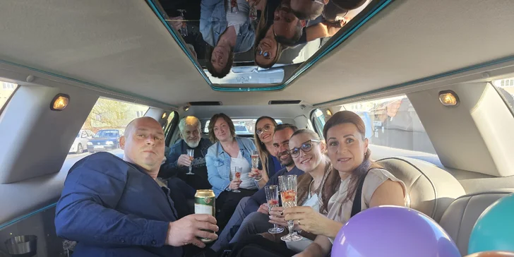 Jízda limuzínou na 1-3 hodiny: zážitek až pro 8 osob, láhev sektu v ceně